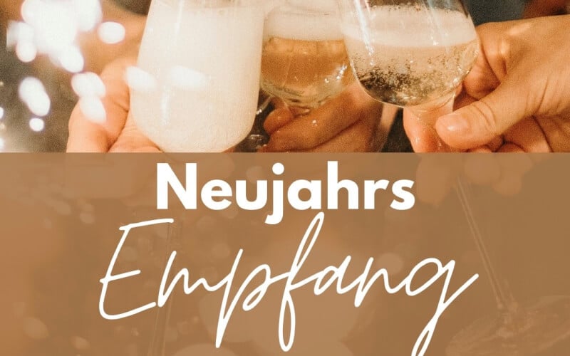 Ansto&szlig;ende Sektgl&auml;ser vor warmem Lichterhintergrund, dar&uuml;ber die Aufschrift &sbquo;Neujahrsempfang